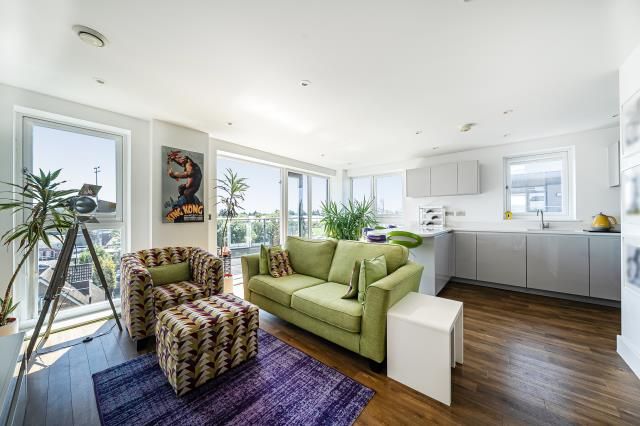Property photo 3 of 20 Open Plan Kitchen/Li