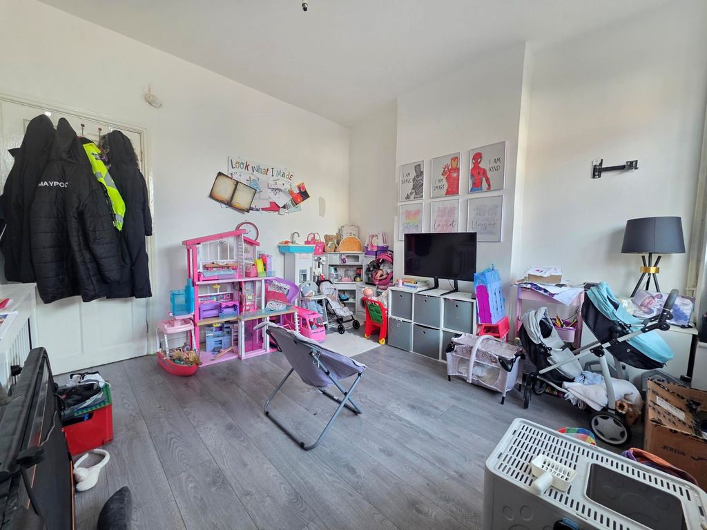 Property photo 3 of 17 Media