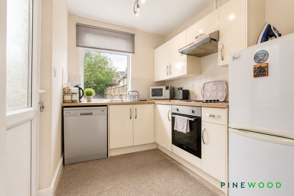 Property photo 2 of 10 Kitchen