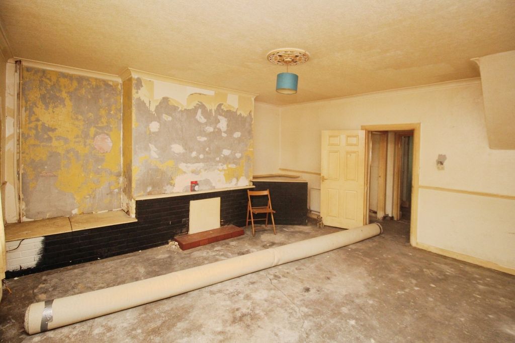 Property photo 2 of 13 Lounge