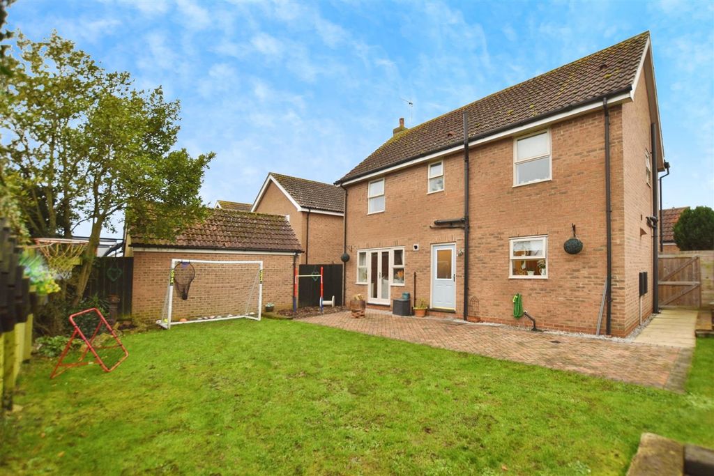 Property photo 3 of 24 4E0B03d2-Garden 20Rear 20Hus.Jpg