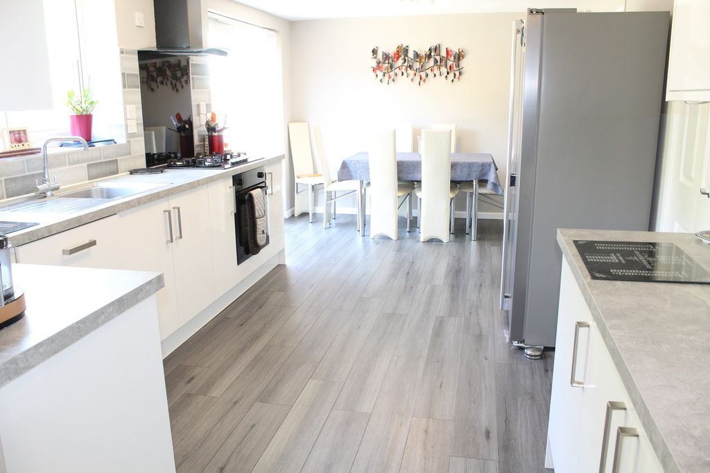 Property photo 3 of 15 Fitted Kitchen Picture 2