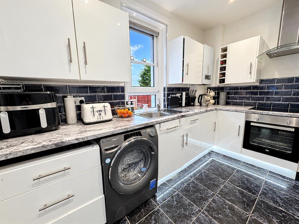 Property photo 3 of 11 Kitchen
