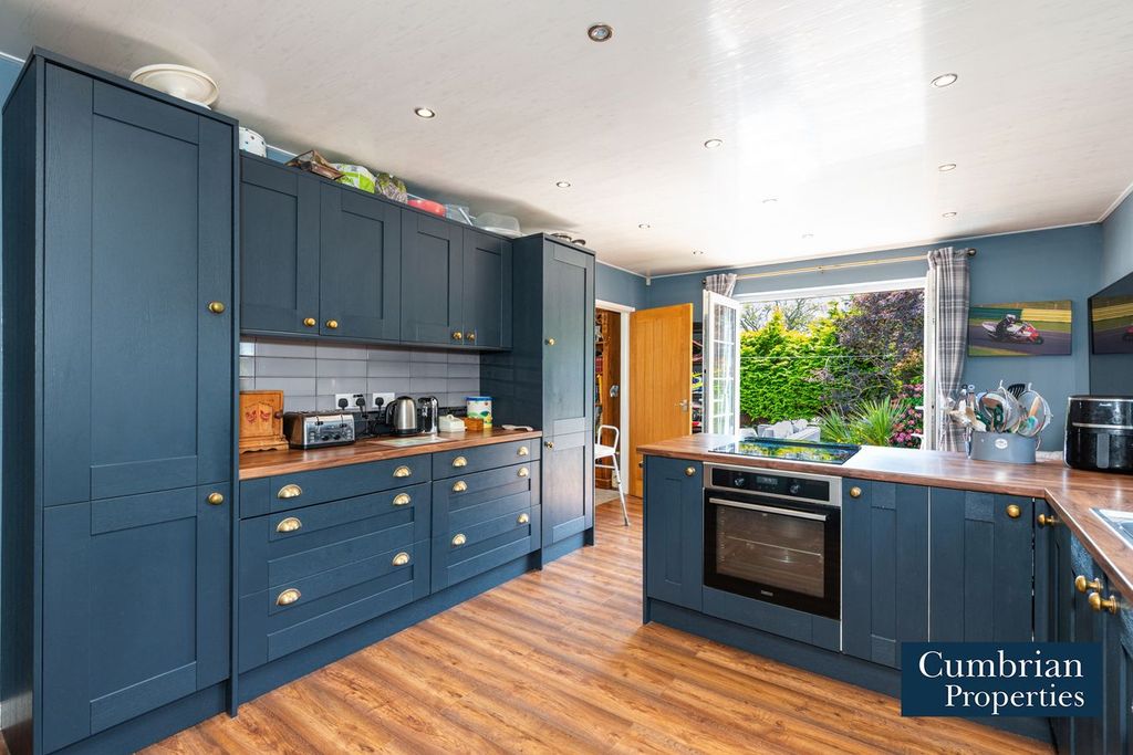 Property photo 2 of 25 Dining Kitchen
