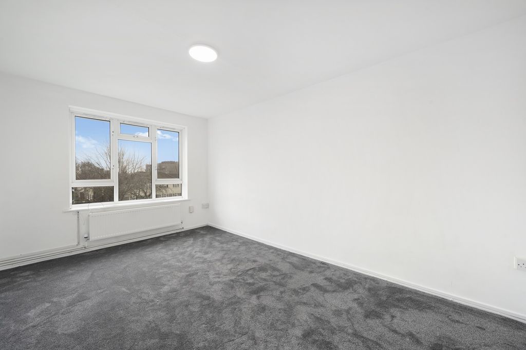 Property photo 3 of 15 Lounge...