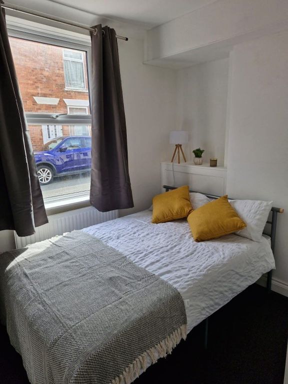 Property photo 1 of 5 Bright Double Bedroom Featuring A Comfortable Bed ...