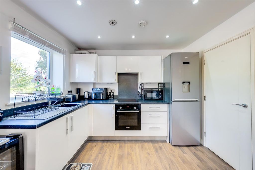 Property photo 3 of 12 A7S00978Hdr.Jpg