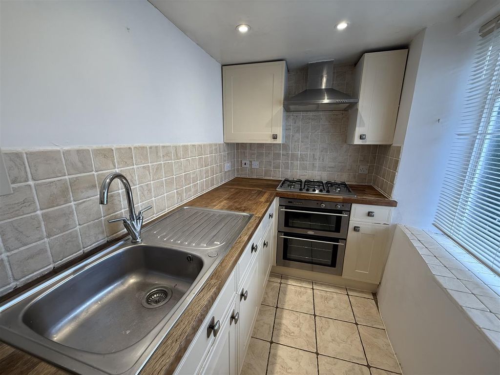 Property photo 3 of 9 Kitchen