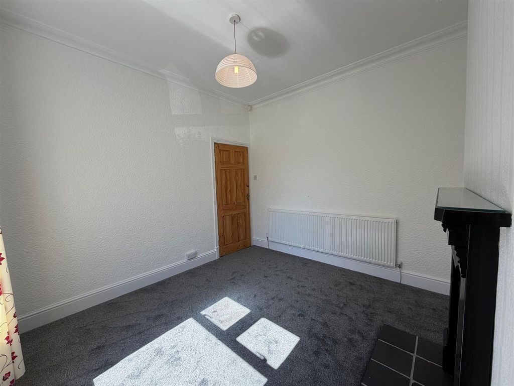 Property photo 3 of 17 Front Lounge