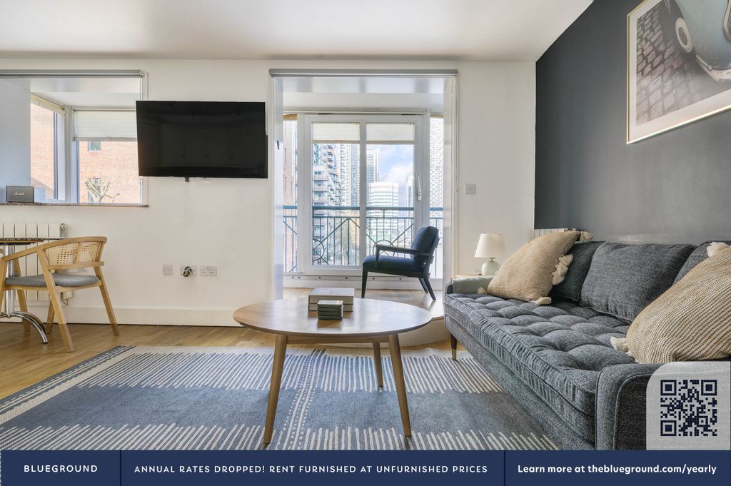 Property photo 3 of 20 Living Room