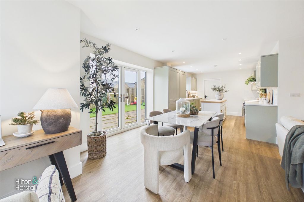 Property photo 3 of 26 Waterside Close