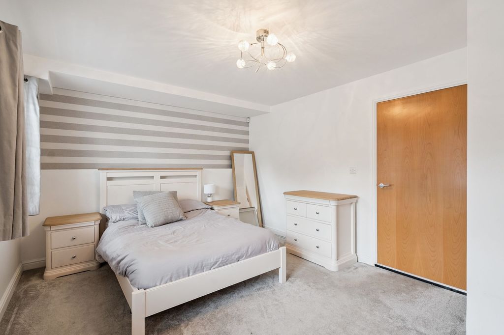 Property photo 3 of 10 Bedroom (3)