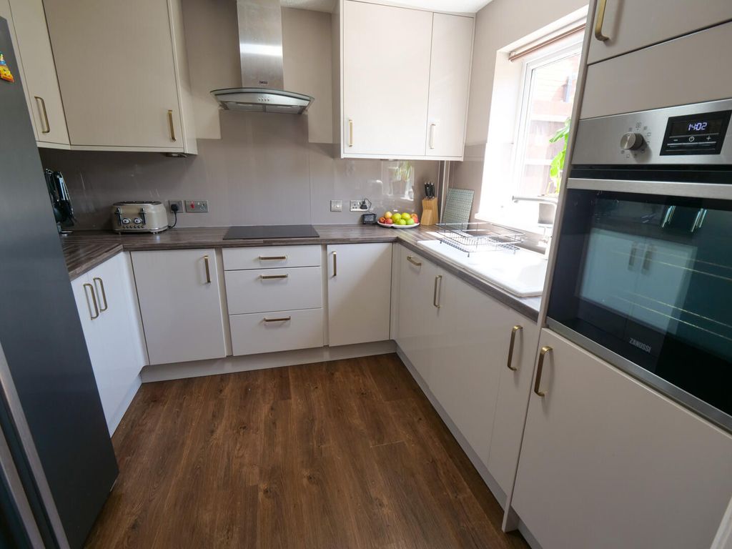 Property photo 3 of 21 Kitchen
