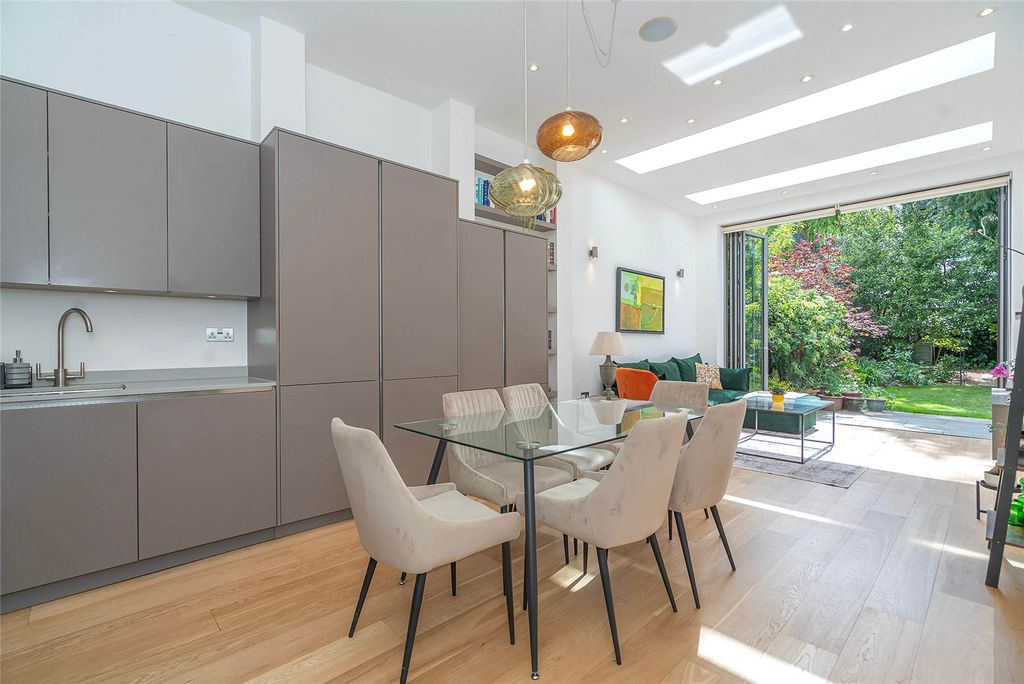 Property photo 2 of 23 Kitchen Reception A