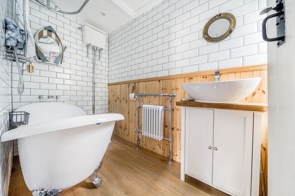 Property photo 3 of 10 Bathroom