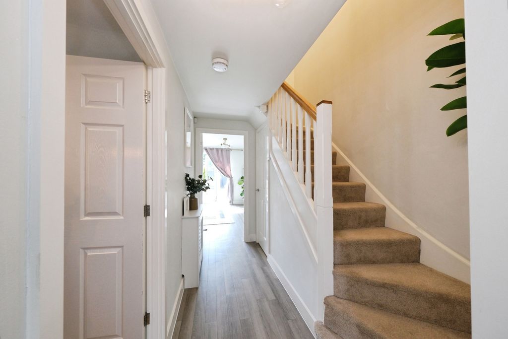 Property photo 3 of 33 Pbox-Img.Jpg