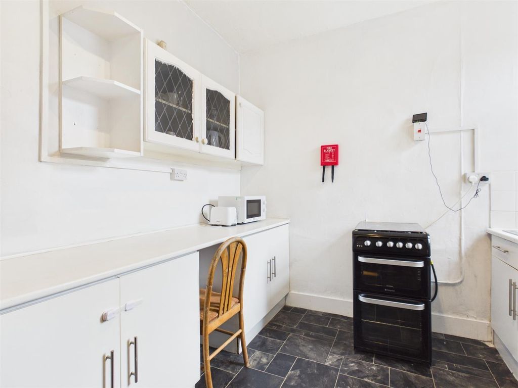 Property photo 3 of 8 Kitchen