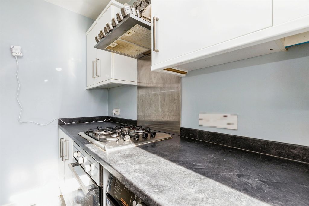 Additional image 9 of 3 bed flat for salePaddockhall Road, Haywards Heath RH16