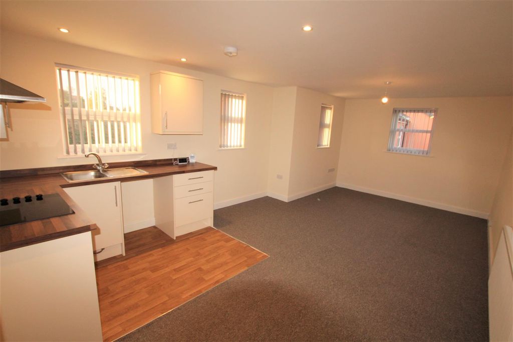 Property photo 2 of 9 Lounge/Kitchen