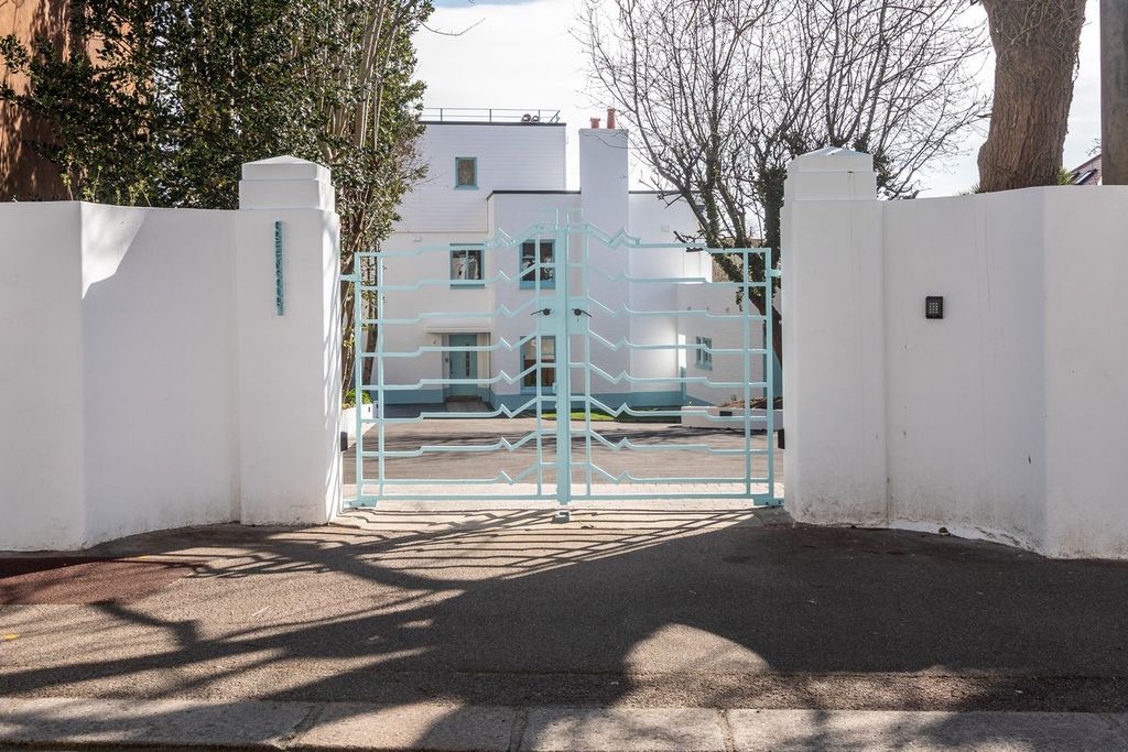 Property photo 2 of 41