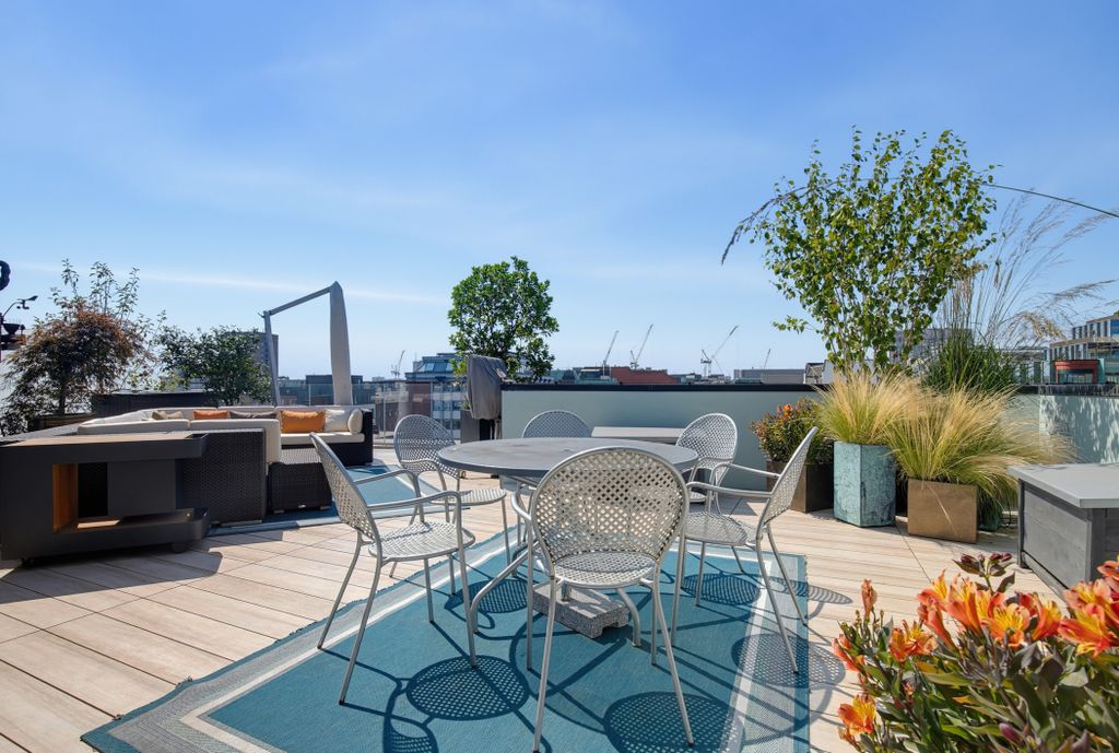 Property photo 2 of 17 Terrace