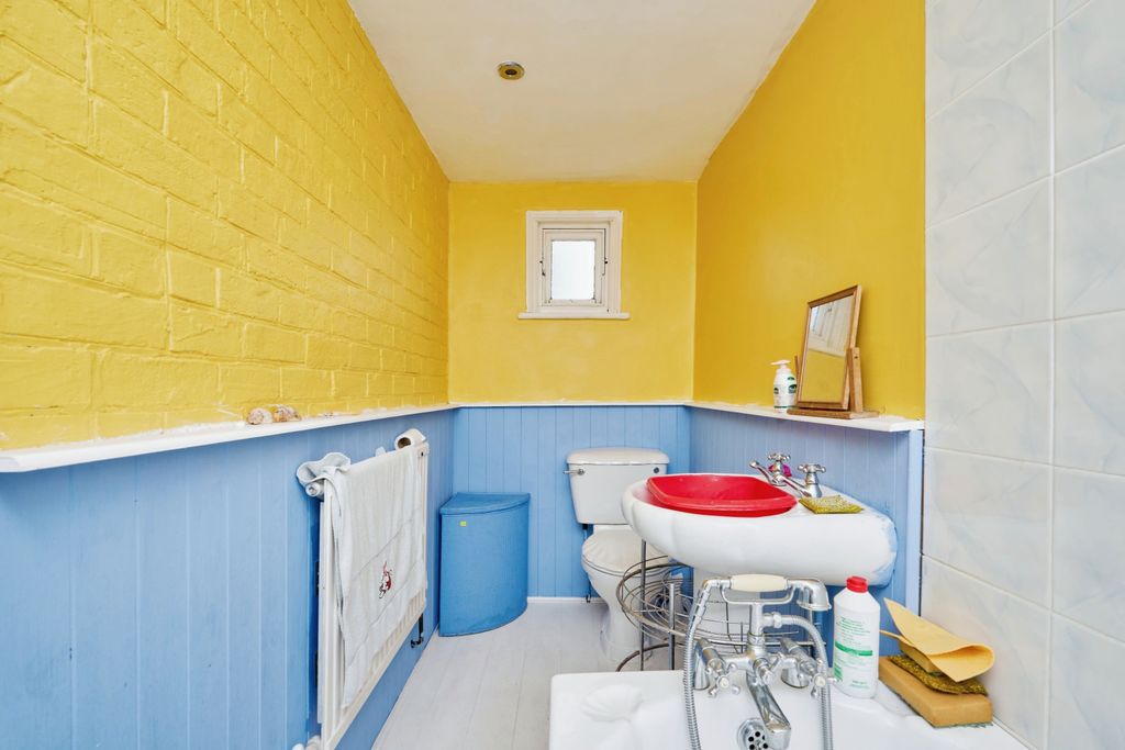 Property photo 3 of 16 Bathroom