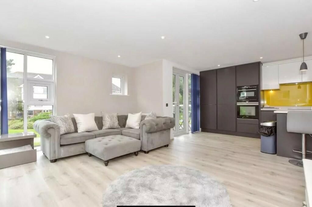 Property photo 3 of 9 6 Niagara Close Livng Room.Jpeg