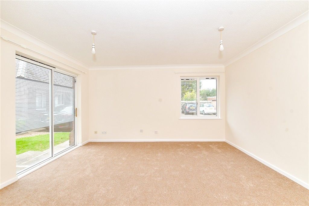 Property photo 1 of 9 Lounge