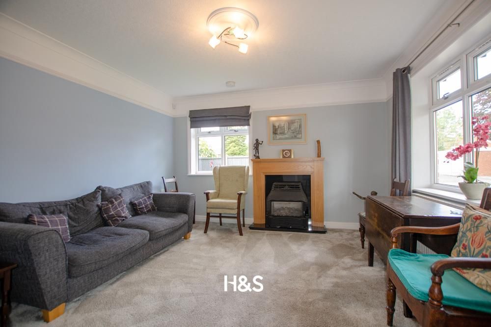 Property photo 2 of 11 11 Clifton - Lounge.Jpg