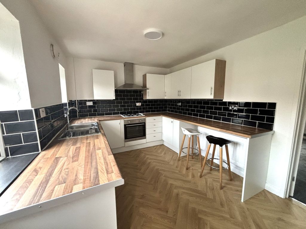 Property photo 3 of 6 Kitchen