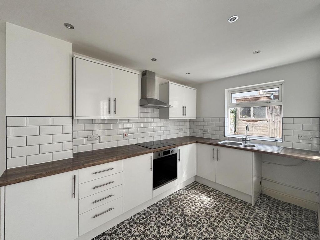 Property photo 1 of 10 62 Charlotte Road - Kitchen.Jpeg