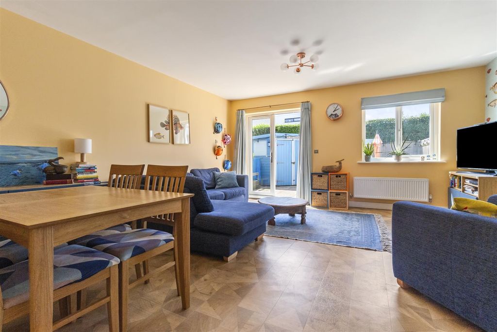 Property photo 3 of 19 Eirene Avenue, 8-003.Jpg