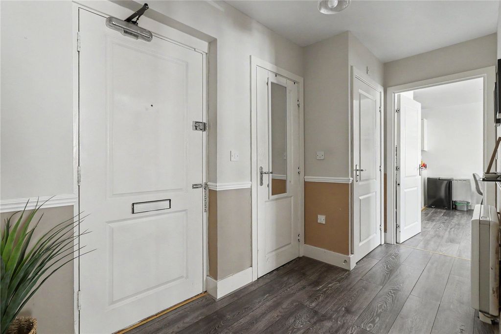 Property photo 2 of 11 Hallway