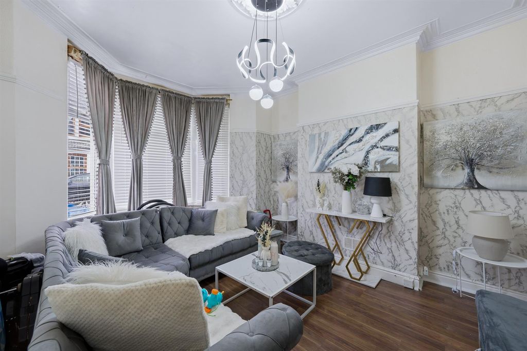 Property photo 3 of 16 196 Carlisle St-3.Jpg