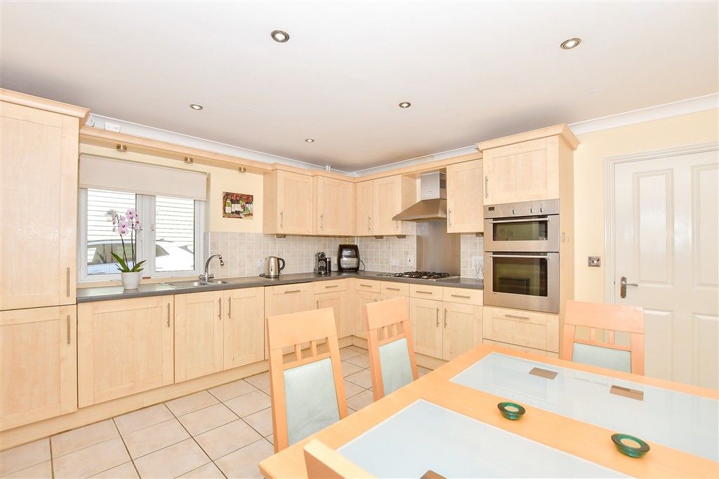 Property photo 1 of 13 Kitchen/Breakfast Area