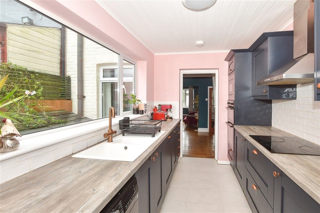 Property photo 3 of 10 Kitchen