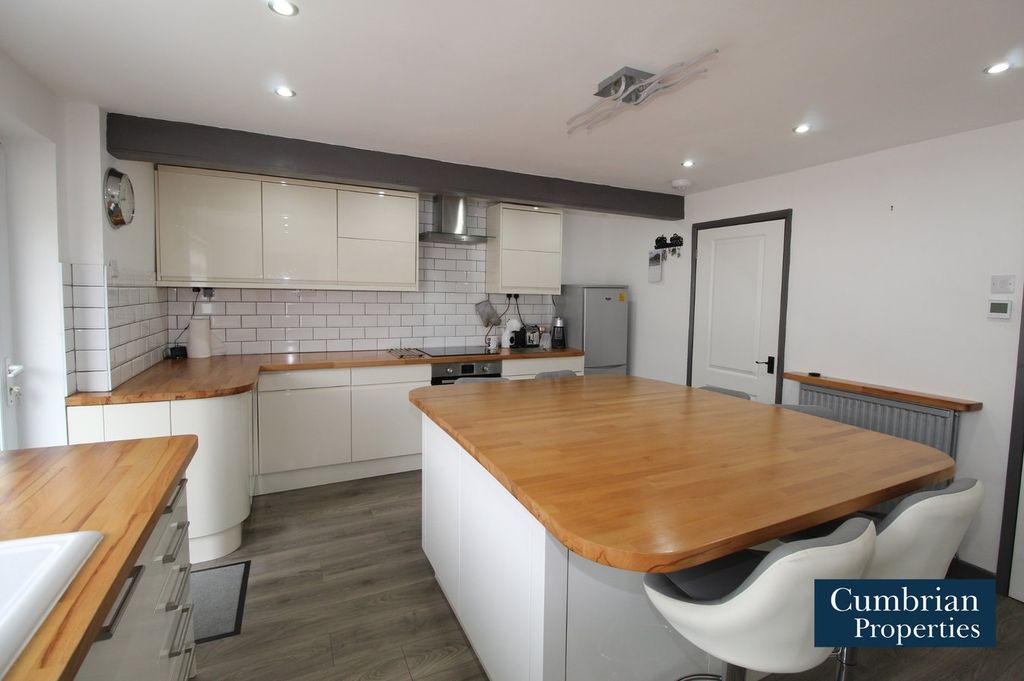 Property photo 2 of 12 Dining Kitchen