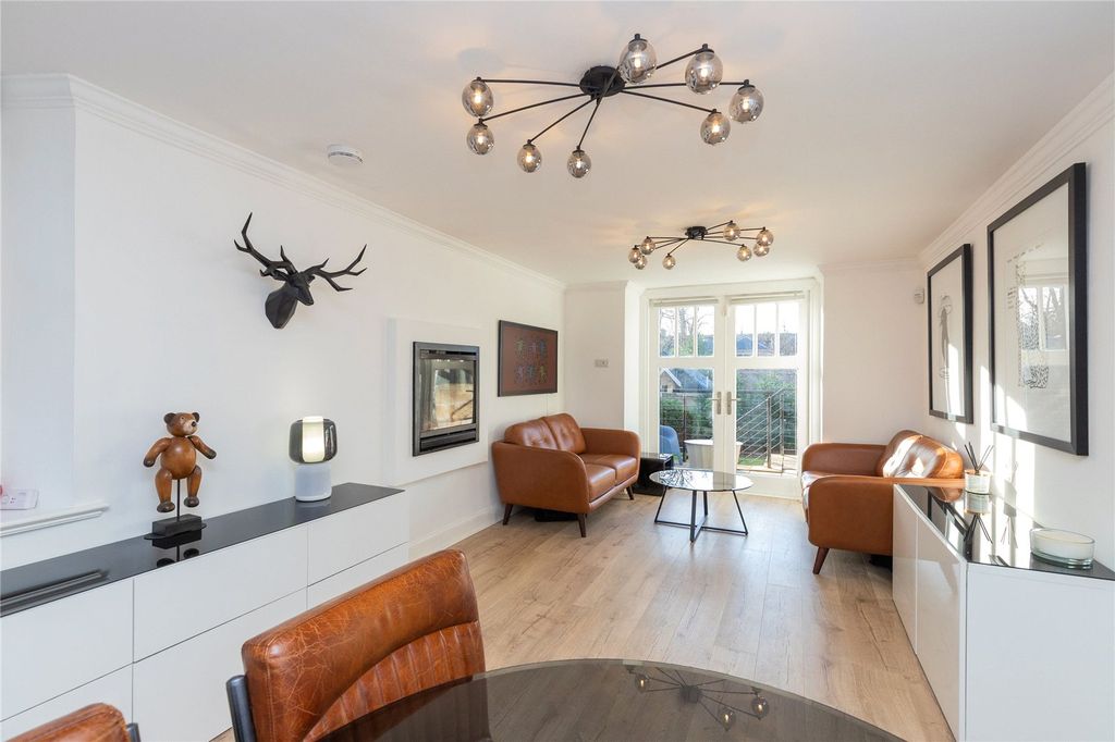 Property photo 2 of 21 Living/Dining Room