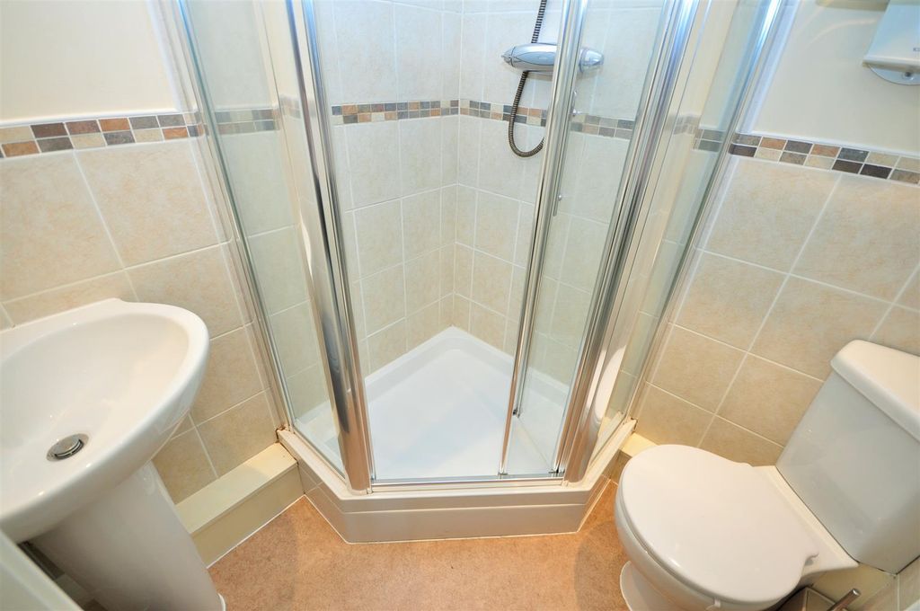 Property photo 2 of 10 En-Suite Shower Room