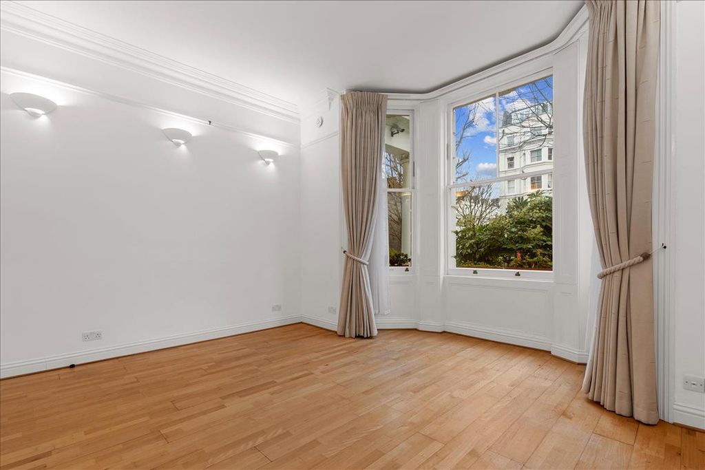 Property photo 1 of 7 Living Room