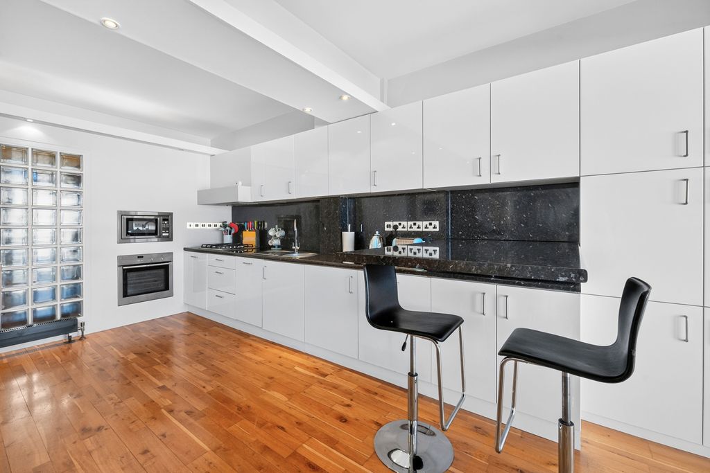 Property photo 2 of 22 Reception/Kitchen
