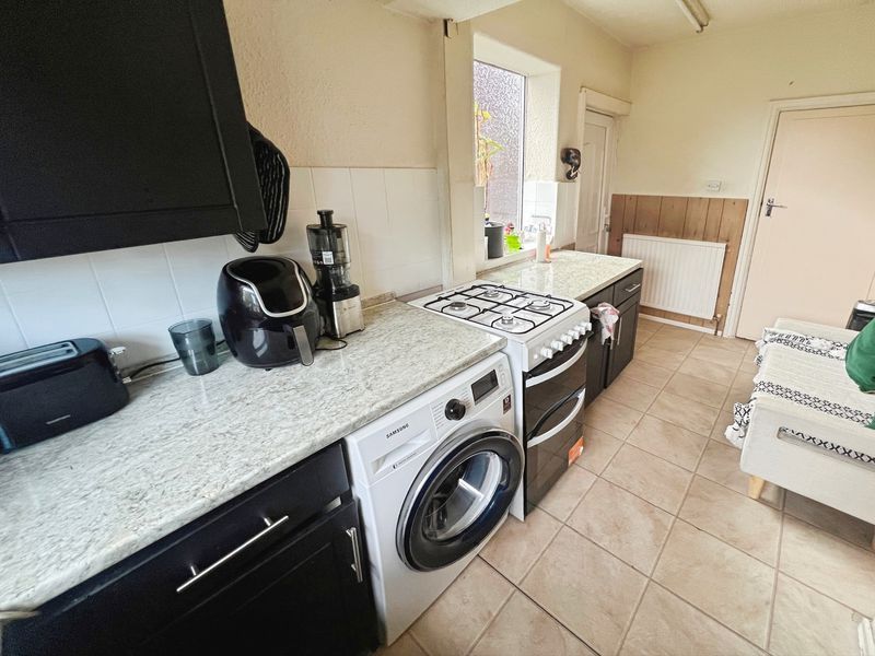 Property photo 3 of 11 Kitchen