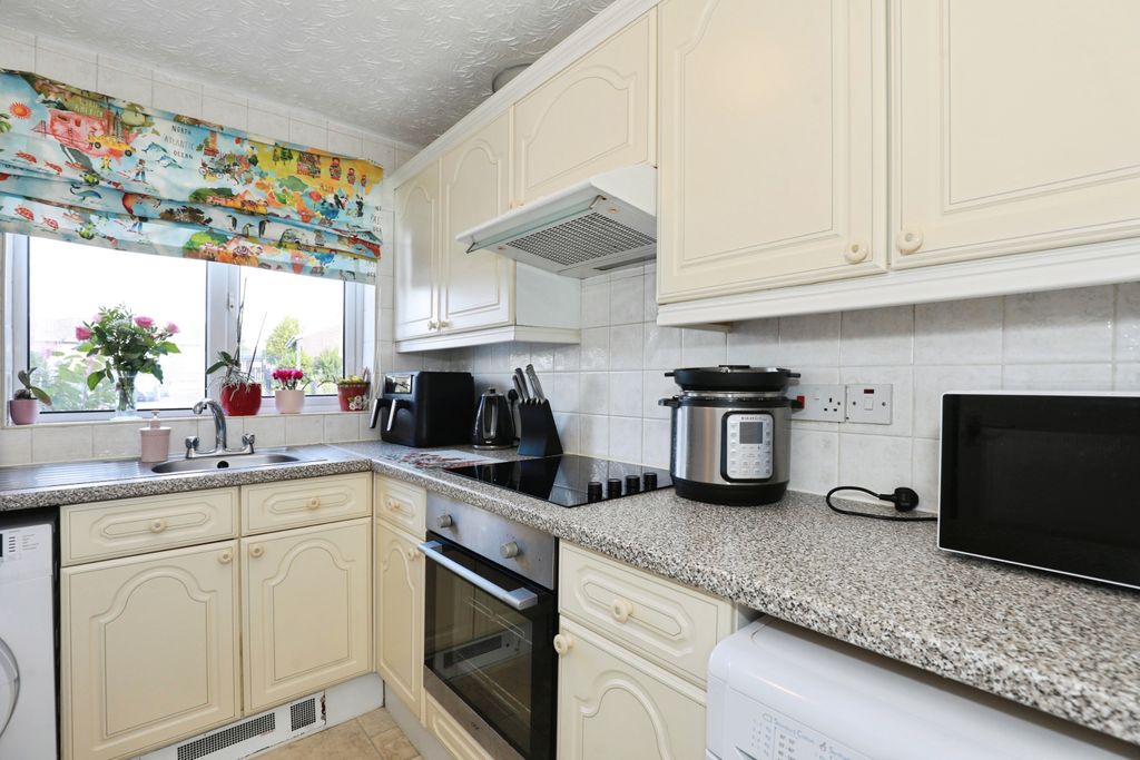 Property photo 3 of 16 Kitchen