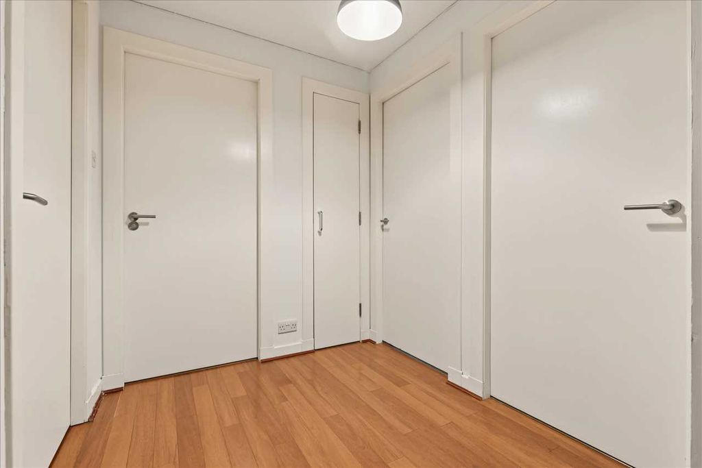 Property photo 2 of 21 Hallway
