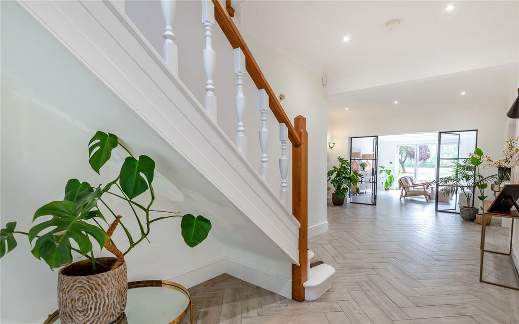 Property photo 3 of 20 Entrance Hall
