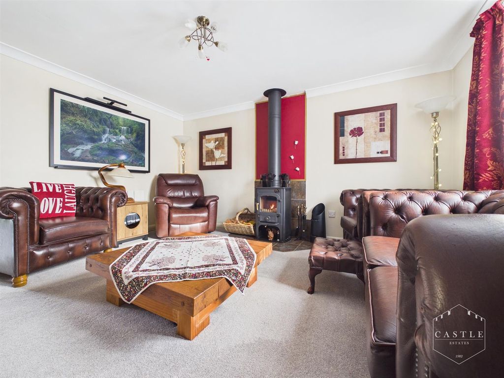 Property photo 2 of 17 Lounge