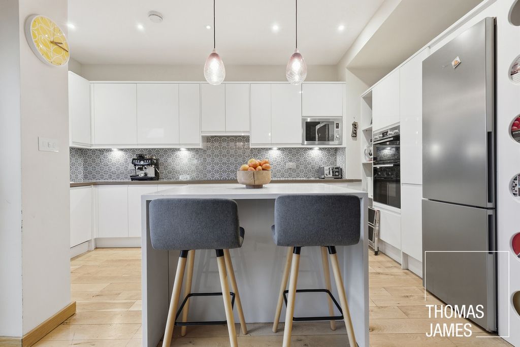 Property photo 2 of 28