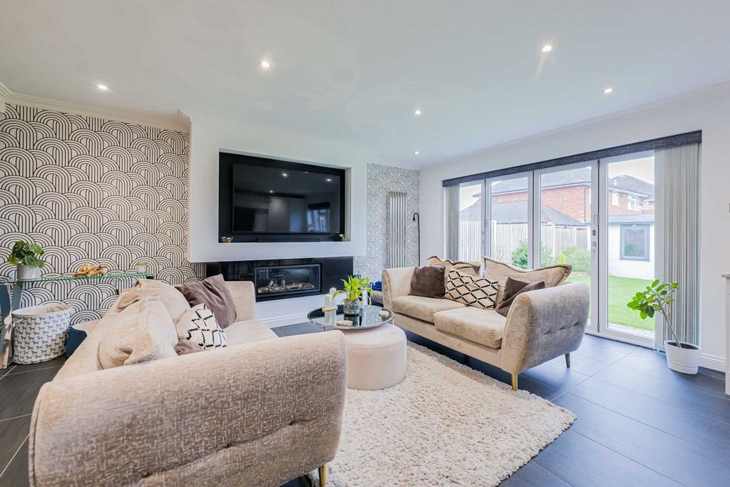 Property photo 2 of 32