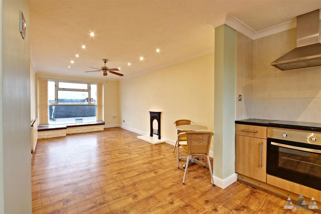 Property photo 3 of 13 Kitchen/Lounge