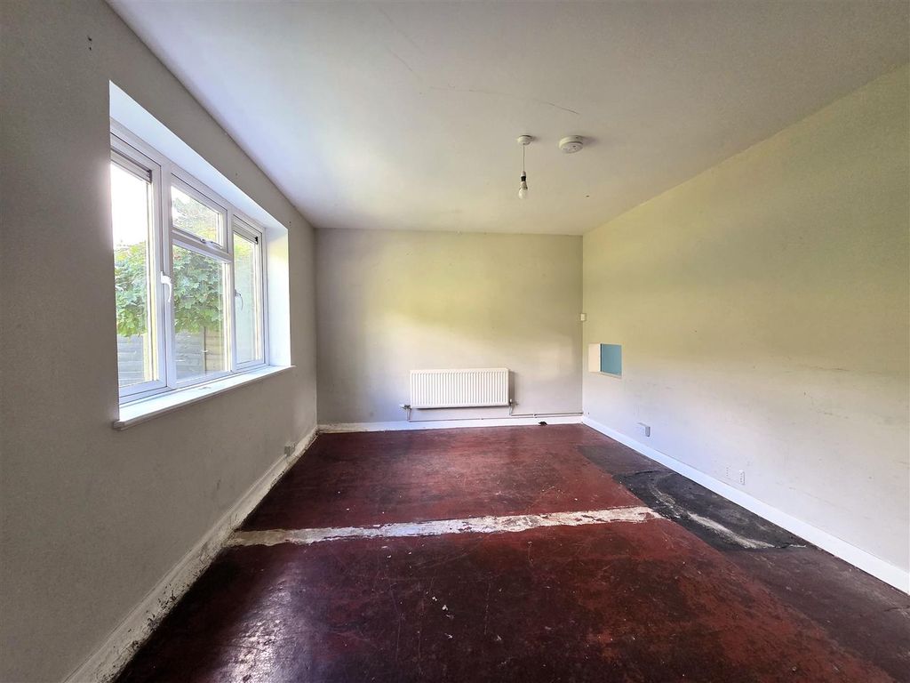 Property photo 3 of 10 15 Green Road - Lounge.Jpg